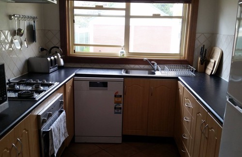 Orange Casa | Arden en la calle McLachlan