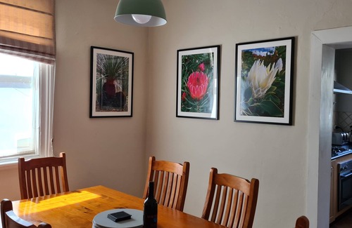 Orange Casa | Arden en la calle McLachlan