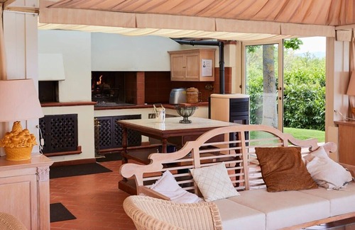Quartiere XXIV Don Bosco Villa | Villa Toscana de 5 dormitorios con piscina, jacuzzi y gimnasio.