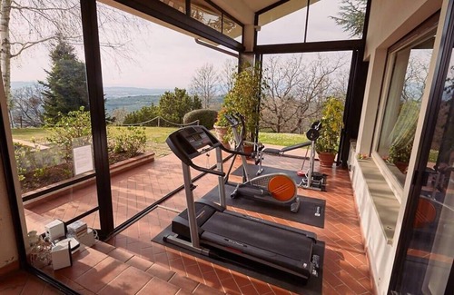 Quartiere XXIV Don Bosco Villa | Villa Toscana de 5 dormitorios con piscina, jacuzzi y gimnasio.
