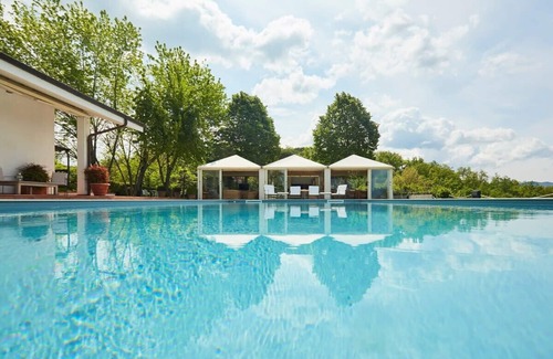 Quartiere XXIV Don Bosco Villa | Villa Toscana de 5 dormitorios con piscina, jacuzzi y gimnasio.