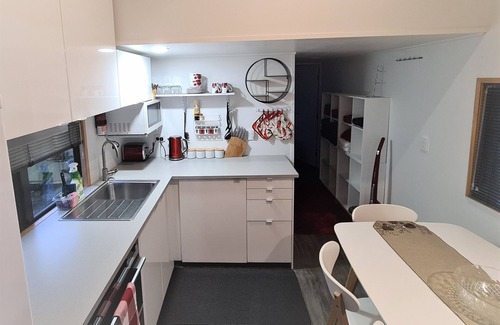 Pukehangi Casa | Arias Farmlet Tiny Home - quiet bungalow with breakfast, spa, animals to feed