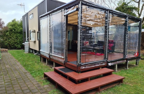 Pukehangi Casa | Arias Farmlet Tiny Home - quiet bungalow with breakfast, spa, animals to feed