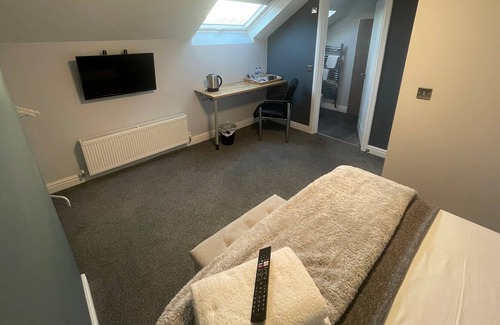 Basingstoke Casa | Arlan House, Superb Basingstoke Hotel - Room 05