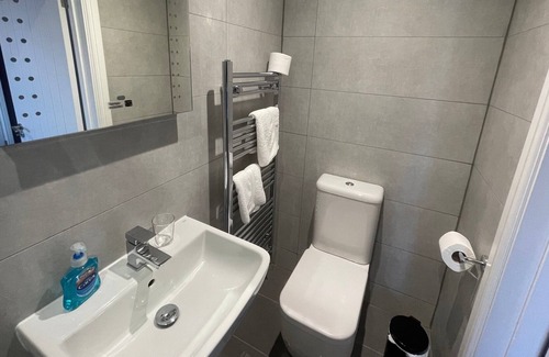 Basingstoke Casa | Arlan House, Superb Basingstoke Hotel - Room 05