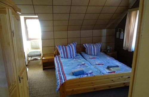 Blankenburg Casa | " ART DDR" eig Bad dir im Zim, 3 OG, Treppensteigen kein Fruehhstück keine Kueche nur Uebernachtung Parkpl, WIFI, Blankenb