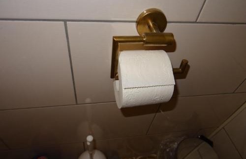 Blankenburg Casa | " ART DDR" eig Bad dir im Zim, 3 OG, Treppensteigen kein Fruehhstück keine Kueche nur Uebernachtung Parkpl, WIFI, Blankenb