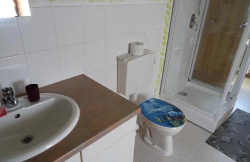 Blankenburg Casa | " ART DDR" eig Bad dir im Zim, 3 OG, Treppensteigen kein Fruehhstück keine Kueche nur Uebernachtung Parkpl, WIFI, Blankenb