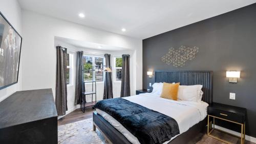 Hollywood Hotel | Art Deco by AvantStay 1920s Remodeled Bungalow Open Layout Courtyard