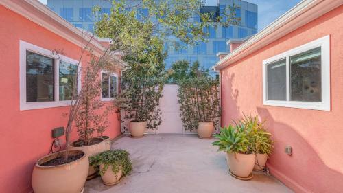 Hollywood Hotel | Art Deco by AvantStay 1920s Remodeled Bungalow Open Layout Courtyard