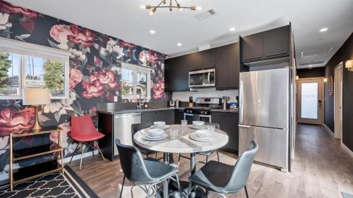 Hollywood Hotel | Art Deco by AvantStay 1920s Remodeled Bungalow Open Layout Courtyard