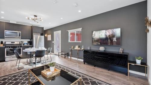 Hollywood Hotel | Art Deco by AvantStay 1920s Remodeled Bungalow Open Layout Courtyard