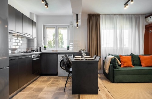 Bucharest City-Centre Apartamento | Artful & Light-Filled 2BR on Calea Victoriei - Prime Central Spot