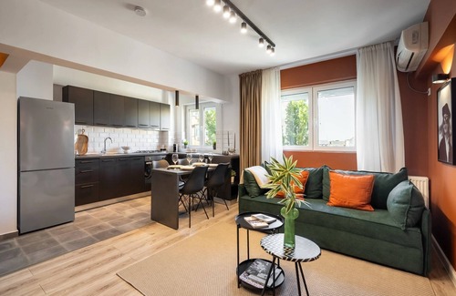 Bucharest City-Centre Apartamento | Artful & Light-Filled 2BR on Calea Victoriei - Prime Central Spot