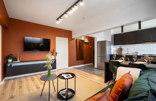Bucharest City-Centre Apartamento | Artful & Light-Filled 2BR on Calea Victoriei - Prime Central Spot