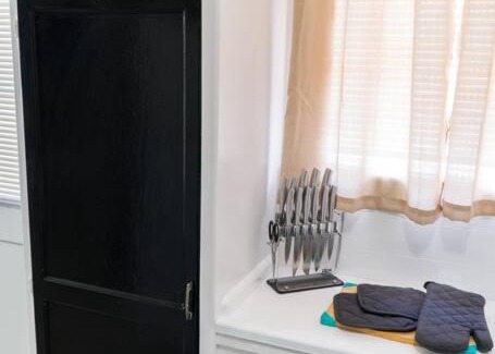 Burbank Apartamento | Artful Retreat - King Bed, Work Desk, WIFI, Unique Murals, Perfect for Business Travelers, Downtown & Near Universal Studios