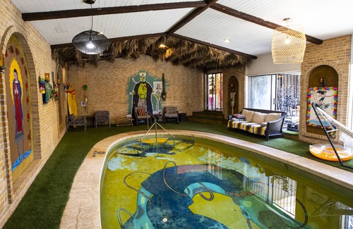 Southeast Heights Casa | ArtHouse505 w/indoor pool & unique retro experience