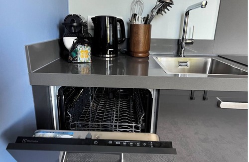 Centrum Apartamento | Artist-inspired suite for 2 with king bed, private kitchen, air conditioning, and all modern comforts. Perfect for couples or solo travelers.