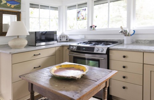 Highlands Cabaña | Adirondack Cottage: Designer Artists Studio, Walk To Town, Pet Friendly