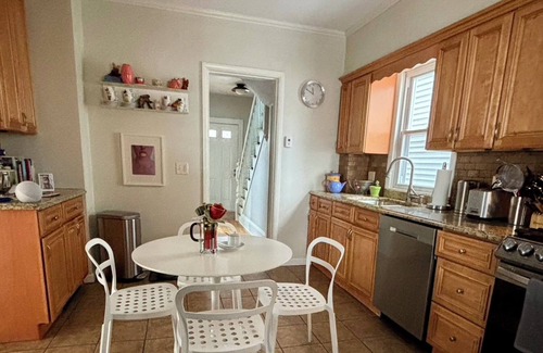 Kingston Casa | Artist's Superb 2-bedroom house with AC in Kingston. Explore the Hudson Valley