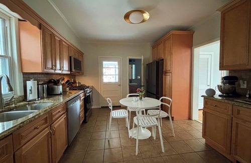 Kingston Casa | Artist's Superb 2-bedroom house with AC in Kingston. Explore the Hudson Valley