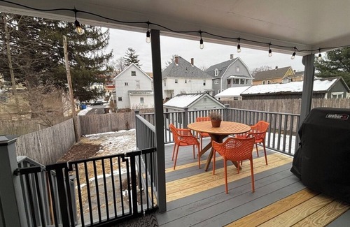 Kingston Casa | Artist's Superb 2-bedroom house with AC in Kingston. Explore the Hudson Valley