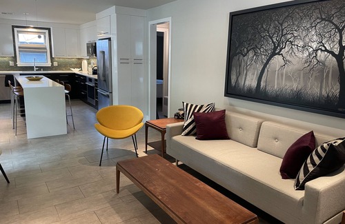 Central Carrollton Association Casa | Artist Tanner 2-Bed Cottage off the Streetcar Line