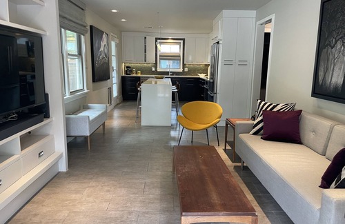 Central Carrollton Association Casa | Artist Tanner 2-Bed Cottage off the Streetcar Line