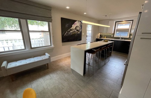 Central Carrollton Association Casa | Artist Tanner 2-Bed Cottage off the Streetcar Line