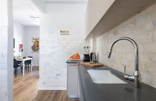 Florentin Apartamento | Artistic 2BR Apt w Balcony in Florentin Center