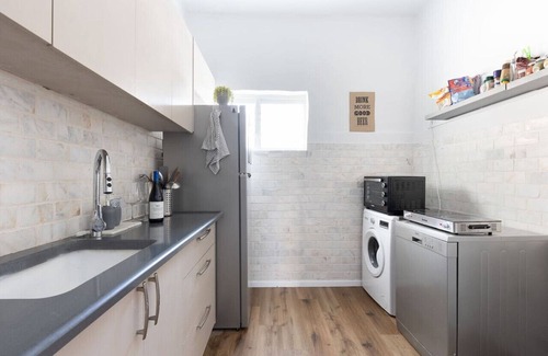 Florentin Apartamento | Artistic 2BR Apt w Balcony in Florentin Center
