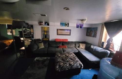 Englewood Apartamento | Artistic, clean Lg Basement Studio W/ 24hr Hottub & Lg private yard. City Oasis.