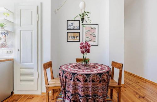 Praga Apartamento | Artistic Nest near Port PRAGA by VAYA STAYS