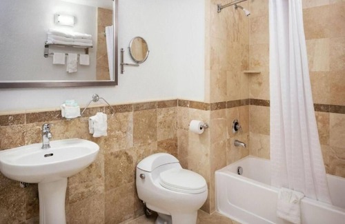 Little Italy Hotel | Artistic Studio King Suite Close to San Diego Harbor, Museums and Nightlife