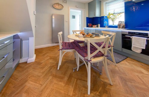 Harrogate Cabaña | Artist 'Corner, ubicación céntrica, estacionamiento gratuito WiFi seguro gratuito