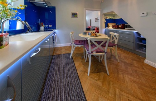 Harrogate Cabaña | Artist 'Corner, ubicación céntrica, estacionamiento gratuito WiFi seguro gratuito