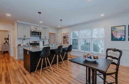 Old Irving Park Apartamento | Artopia Retreat + Marys Gatehouse Superlisting