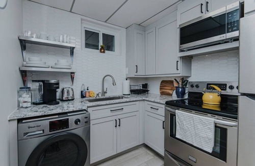 Old Irving Park Apartamento | Artopia Retreat + Marys Gatehouse Superlisting