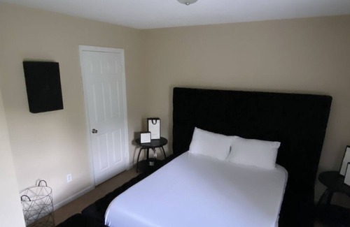 McDonough Casa | Artsy getaway with WiFi