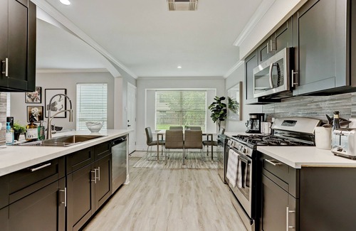 Clodine Casa | Artsy Home, Mins to Bellaire & Galleria, Sleeps 9, Family Friendly
