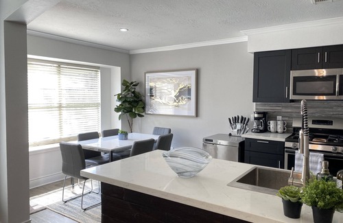 Clodine Casa | Artsy Home, Mins to Bellaire & Galleria, Sleeps 9, Family Friendly