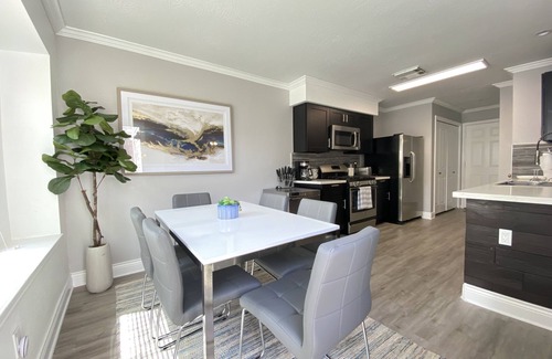 Clodine Casa | Artsy Home, Mins to Bellaire & Galleria, Sleeps 9, Family Friendly