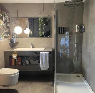 Caterham Casa | Artsy Retreat - Sleeps 6 Free Parking & Balcony
