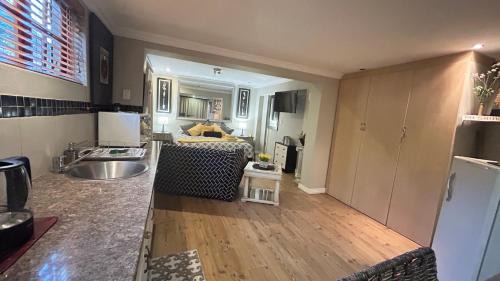 Greater Johannesburg Metropolitan Area Apartamento | Artzy's Studio - 1km to Olivedale Clinic