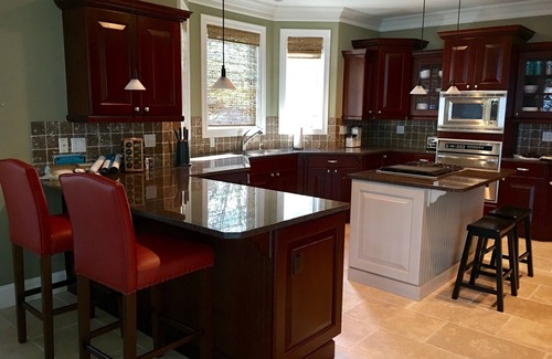 Suttons Bay Casa | Como se ve en HGTV! Vida de lujo, magníficas vistas y playa privada en West Bay