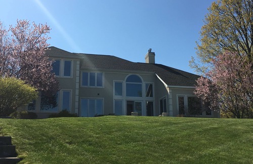 Suttons Bay Casa | Como se ve en HGTV! Vida de lujo, magníficas vistas y playa privada en West Bay