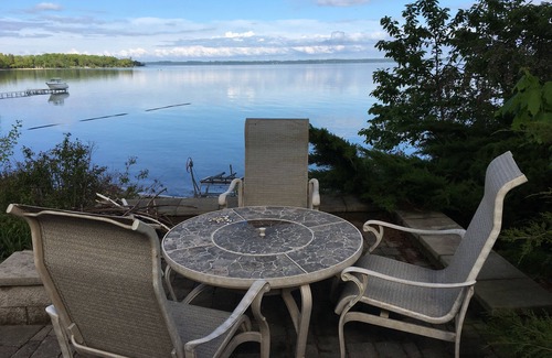 Suttons Bay Casa | Como se ve en HGTV! Vida de lujo, magníficas vistas y playa privada en West Bay