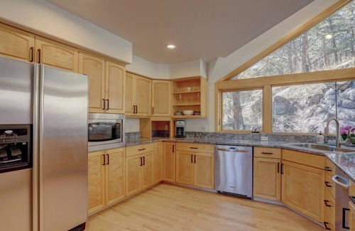 Boulder Casa | As Seen On TV: Boulder Mountain Retreat - 6 Bedroom, Walkable to Pearl, 2 acres