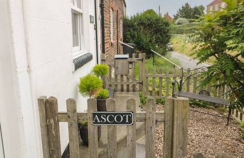 Sheriff Hutton Cabaña | ASCOT COTTAGE, pet friendly, character holiday cottage in Strensall