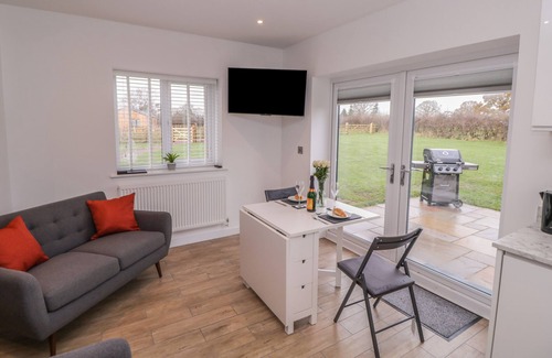 Radbourne Cabina | ASH LODGE, pet friendly, with a garden in Etwall